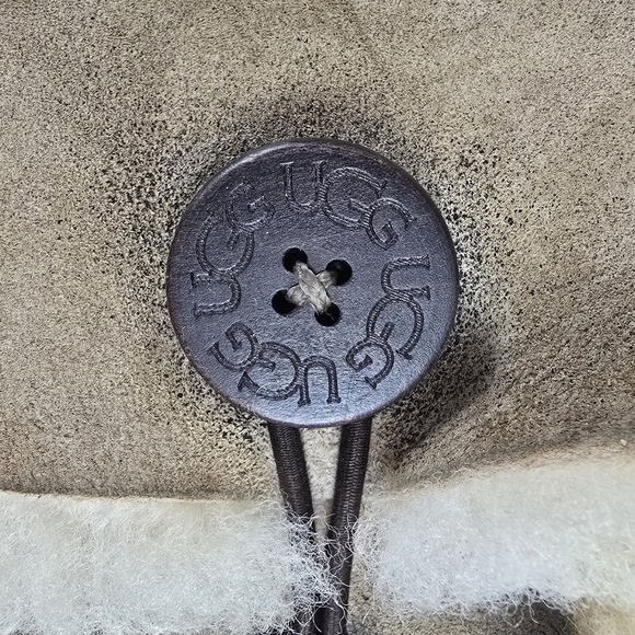 UGG Australia Boots Bailey Button Sheepskin Shearling Winter 5838 Size 9 Women’s - Picture 4 of 12